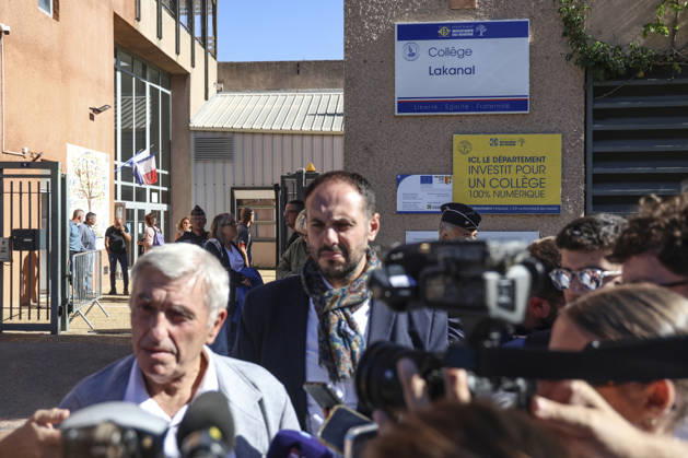 Statement by Jean Pierre Squillari, mayor of Aubagne: A middle school principal and a teacher were shot and wounded, and a 14-year-old shooter was arrested at Joseph Lakanal Middle School in Aubagne, France, October 12, 2026 Meddah Bestimage Joseph Lakanal Middle School after a principal was injured by a hunting rifle shot and a teenager was arrested in Aubagne, southern France, on October 12, 2026. The principal was struck by a 12-gauge hunting rifle shot, the same source specified, adding that a member of the teaching staff was also struck. The victim’s life is not in danger. Aubagne, France Copyright: xMeddahx xBestimagexMeddahx xBestimagex