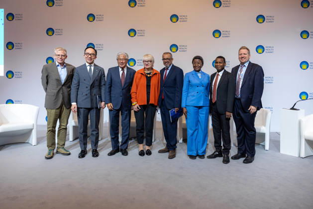 World Health Summit 2026 Weltgesundheitsgipfel 2. Tag Deutschland, Berlin am 12. Oktober 2026: Gruppenfoto (Von Links nach Rechts): Dr. Bruce Aylward, Weltgesundheitsorganisation (WHO) Seniorberater des WHO-Generaldirektors World Health Organization (WHO) Senior Advisor to the WHO Director-General. Dr. Gabriel Leung, Direktor der Institute of Philanthropy (IoP) Hongkong, Sonderverwaltungsregion (SAR) China. Director Institute of Philanthropy (IoP) Hong Kong SAR, China. Prof. Dr. Victor J. Dzau, Mitglied des Global Preparedness Monitoring Board (GPMB) Duke University. James B. Duke Distinguished Professor für Medizin. Emeritierter Kanzler (Chancellor Emeritus),USA. Prof. Dr. Ilona Kickbusch Mitglied des Global Preparedness Monitor