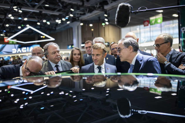 President Macron at Paris Motor Show - Paris French President Emmanuel Macron, Head of French auto industry lobby PFA ( plateforme de l Automobile ) Luc Chatel and Renault Group Global CEO Francois Provost visits the Renault stand at the Paris Motor Show in Paris, on October 12, 2026. Photo by Eliot Blondet ABACAPRESS.COM Paris France France  Copyright: xBlondetxEliot ABACAx