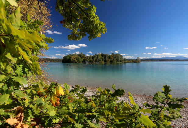 Ein Herbsttag in Feldafing, Feldafinger Park (Landkreis Starnberg). Hier der Blick auf den Starnberger See mit der Roseninsel und gefärbte Bäume, Laubfärbung, Laubbaum, herbstlich, Farbenspiel, Herbstlaub, Herbstfärbung, Blattfärbung, rot, gelb, rotes Laub, gelbes Laub, Naturschauspiel, Herbstbild, Herbstimpression, Wetterbild, goldener Oktober