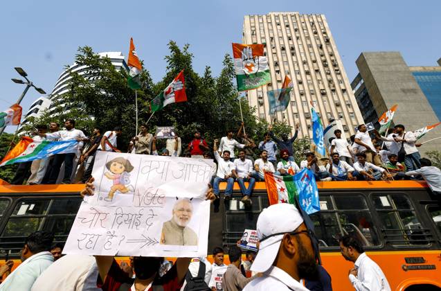 Rahul Gandhi Leads Delhi Protest NEW DELHI, INDIA, OCTOBER 12, 2026: Congress leader Rahul Gandhi takes part in a protest march from Barakhamba Road towards the Supreme Court in New Delhi, demanding the resignation of India s Chief Election Commissioner Gyanesh Kumar over alleged irregularities in the Special Intensive Revision (SIR) of electoral rolls. The Election Commission denies wrongdoing. New Delhi India Copyright: x xVishalxKapoorx xJNAxPressx