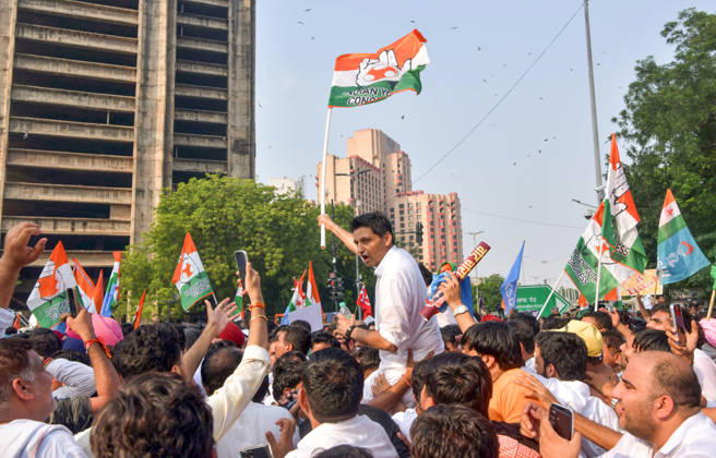 RECORD DATE NOT STATED INDIA Bloc protest march towards the Supreme Court in New Delhi New Delhi, Oct 12 (ANI): A protester holding the flag of the Indian Youth Congress (IYC) during the INDIA Bloc protest march towards the Supreme Court, in New Delhi on Monday. NEW DELHI Delhi India Copyright: xx ANI_20261012384