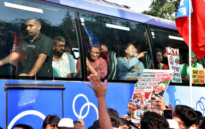 RECORD DATE NOT STATED INDIA Bloc protest march towards the Supreme Court in New Delhi New Delhi, Oct 12 (ANI): Protesters sit in the bus as they march towards the Supreme Court, in New Delhi on Monday. NEW DELHI Delhi India Copyright: xx ANI_20261012386