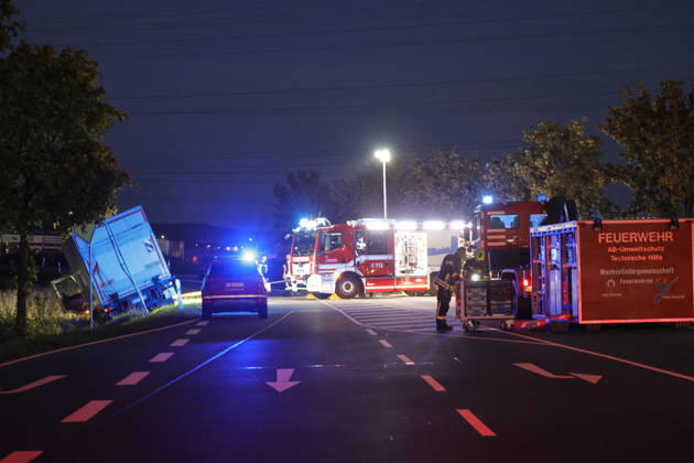 12.10.2026 Sperrung B426 nach LKW-Unfall zwischen Pfungstadt und Pfungstadt-Eschollbrücken. Die Feuerwehr Pfungstadt und Griesheim sichern den von der Fahrbahn abgekommenen LKW im Graben bis zum Eintreffens eines Bergungskrans Pfungstadt Hessen Deutschland