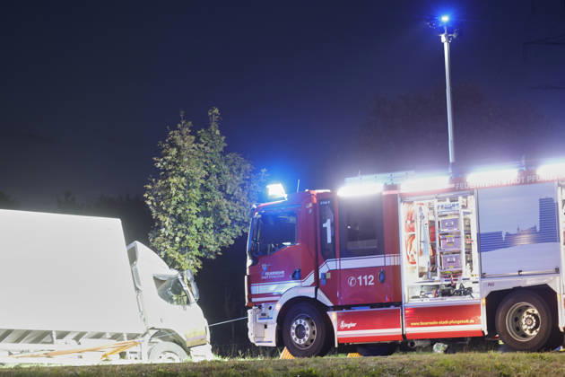 12.10.2026 Sperrung B426 nach LKW-Unfall zwischen Pfungstadt und Pfungstadt-Eschollbrücken. Die Feuerwehr Pfungstadt und Griesheim sichern den von der Fahrbahn abgekommenen LKW im Graben bis zum Eintreffens eines Bergungskrans Pfungstadt Hessen Deutschland
