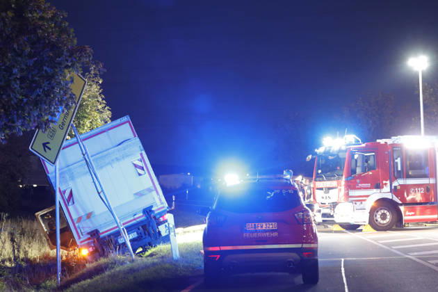 12.10.2026 Sperrung B426 nach LKW-Unfall zwischen Pfungstadt und Pfungstadt-Eschollbrücken. Die Feuerwehr Pfungstadt und Griesheim sichern den von der Fahrbahn abgekommenen LKW im Graben bis zum Eintreffens eines Bergungskrans Pfungstadt Hessen Deutschland