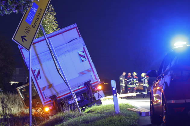 12.10.2026 Sperrung B426 nach LKW-Unfall zwischen Pfungstadt und Pfungstadt-Eschollbrücken. Die Feuerwehr Pfungstadt und Griesheim sichern den von der Fahrbahn abgekommenen LKW im Graben bis zum Eintreffens eines Bergungskrans Pfungstadt Hessen Deutschland