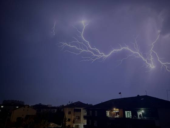Lightning illuminates night sky during heavy rain in Duzce DUZCE, TURKIYE - OCTOBER 12: Lightning streaks across the sky over Duzce as heavy rain affects the city during the evening hours, on October 12, 2026 in Duzce, Turkiye. Ömer Ürer Anadolu Düzce Turkey. Editorial use only. Please get in touch for any other usage.  Copyright: x2026xAnadoluxÖmerxÜrerx
