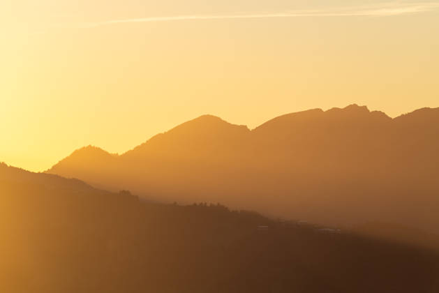 Herbstabend im Allgäu Blick in die Abendsonne in den bayerischen Alpen bei Oberjoch., Bad Hindelang Bayern Deutschland