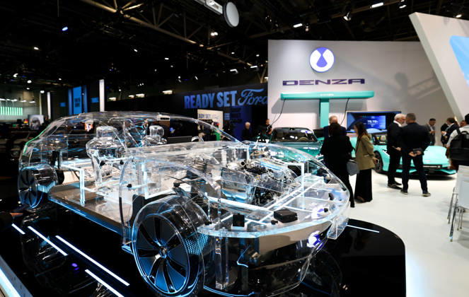 (261012) -- PARIS, Oct. 12, 2026 -- People visit the booth of Denza at the Paris Motor Show in Paris, France, Oct. 12, 2026. The 2026 Paris Motor Show kicked off here on Monday. ) FRANCE-PARIS-MOTOR SHOW 2026 WuxHuiwo 