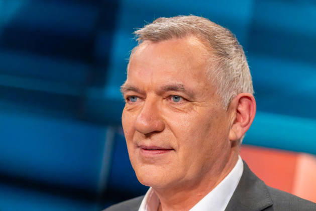 Hart aber Fair aus Köln am 12. Oktober 2026. Im Bild Jan van Aken, Bundestagsabgeordneter der Linken. Bärbel Bas ist als Arbeitsministerin und SPD-Vorsitzende zurückgetreten. Wurde sie Unmenschlich behandelt? Die politische Mitte in Deutschland wird leer. CDU und SPD kämpfen um ihr Überleben. Die AfD greift in einzelnen Bundesländern nach der Macht. Die Klamroths Gäste diskutierten kontrovers über die Zukunft Deutschlands. Köln Nordrhein-Westfalen Deutschland