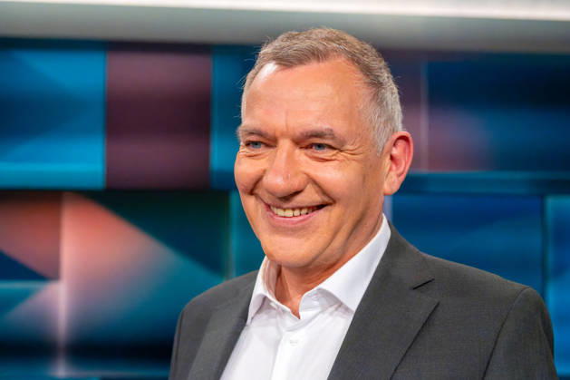 Hart aber Fair aus Köln am 12. Oktober 2026. Im Bild Jan van Aken, Bundestagsabgeordneter der Linken. Bärbel Bas ist als Arbeitsministerin und SPD-Vorsitzende zurückgetreten. Wurde sie Unmenschlich behandelt? Die politische Mitte in Deutschland wird leer. CDU und SPD kämpfen um ihr Überleben. Die AfD greift in einzelnen Bundesländern nach der Macht. Die Klamroths Gäste diskutierten kontrovers über die Zukunft Deutschlands. Köln Nordrhein-Westfalen Deutschland
