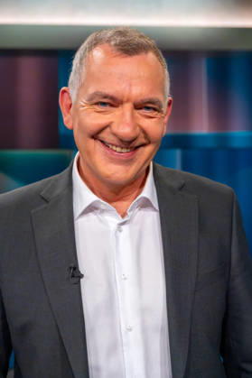Hart aber Fair aus Köln am 12. Oktober 2026. Im Bild Jan van Aken, Bundestagsabgeordneter der Linken. Bärbel Bas ist als Arbeitsministerin und SPD-Vorsitzende zurückgetreten. Wurde sie Unmenschlich behandelt? Die politische Mitte in Deutschland wird leer. CDU und SPD kämpfen um ihr Überleben. Die AfD greift in einzelnen Bundesländern nach der Macht. Die Klamroths Gäste diskutierten kontrovers über die Zukunft Deutschlands. Köln Nordrhein-Westfalen Deutschland