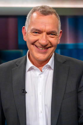 Hart aber Fair aus Köln am 12. Oktober 2026. Im Bild Jan van Aken, Bundestagsabgeordneter der Linken. Bärbel Bas ist als Arbeitsministerin und SPD-Vorsitzende zurückgetreten. Wurde sie Unmenschlich behandelt? Die politische Mitte in Deutschland wird leer. CDU und SPD kämpfen um ihr Überleben. Die AfD greift in einzelnen Bundesländern nach der Macht. Die Klamroths Gäste diskutierten kontrovers über die Zukunft Deutschlands. Köln Nordrhein-Westfalen Deutschland