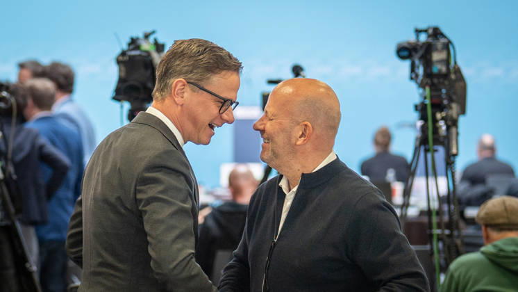 Bundesgesundheitsminister Carsten Linnemann, CDU, mit dem ZDF-Journalisten und Vorsitzenden der Bundespressekonferenz Mathis Feldhoff (von links) begrüßen sich herzlich in der CDU-Bundesgeschäftsstelle;Präsidiumsklausurtagung der CDU Deutschlands in Berlin, Oktober 2026, Berlin Berlin Deutschland Konrad-Adenauer-Haus