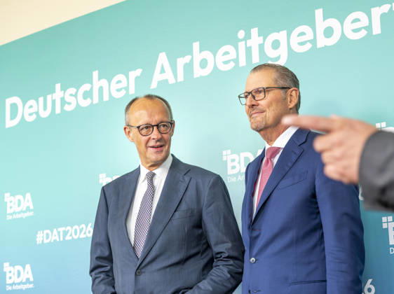 Friedrich Merz besucht Arbeitgebertag 2026 EUR, Deutschland, Berlin, 13.10.2026: Bundeskanzler Friedrich Merz (CDU) und Arbeitgeberpräsident Rainer Dulger auf dem Arbeitgebertag 2026 der Bundesvereinigung der Deutschen Arbeitgeberverbände.