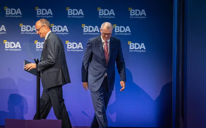 Bundeskanzler Friedrich Merz wird von Rainer Dulger, Präsident Bundesvereinigung der Deutschen Arbeitgeberverbände begrüßt zu Beginn des Arbeitgebertags;Deutsche Arbeitgebertag 2026 - Bundesvereinigung der Deutschen Arbeitgeberverbände BDA, Berlin Berlin Deutschland bcc, Berliner Congress Center