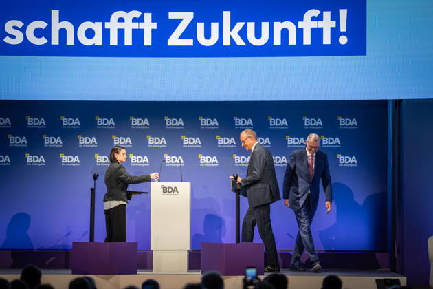 Bundeskanzler Friedrich Merz wird von Rainer Dulger, Präsident Bundesvereinigung der Deutschen Arbeitgeberverbände begrüßt zu Beginn des Arbeitgebertags;Deutsche Arbeitgebertag 2026 - Bundesvereinigung der Deutschen Arbeitgeberverbände BDA, Berlin Berlin Deutschland bcc, Berliner Congress Center