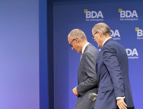 Friedrich Merz + Rainer Dulger EUR, Deutschland, Berlin, 13.10.2026: Bundeskanzler Friedrich Merz (CDU) und Rainer Dulger, Arbeitgeberpräsidenthält Dialog auf dem Arbeitgebertag 2026 der Bundesvereinigung der Deutschen Arbeitgeberverbände.