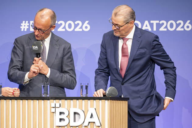 Friedrich Merz + Rainer Dulger EUR, Deutschland, Berlin, 13.10.2026: Bundeskanzler Friedrich Merz (CDU) und Rainer Dulger, Arbeitgeberpräsidenthält Dialog auf dem Arbeitgebertag 2026 der Bundesvereinigung der Deutschen Arbeitgeberverbände.