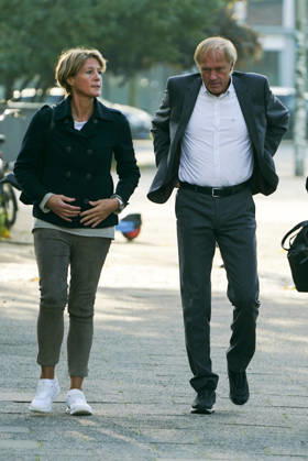 CNTV BLOCK- Gerhard Delling TV Moderator Christina Block Unternehmerin die Angeklagten kommen wie immer zu Fuss zum Gericht am 82 Prozess Tag in Hamburg 13.10.2026 beim Prozess wegen mutmasslicher Kindesentfuehrung im Landgericht Hamburg Strafjustizgebaeude Entfuehrungsfall der Block Kinder Hamburg Deutschland