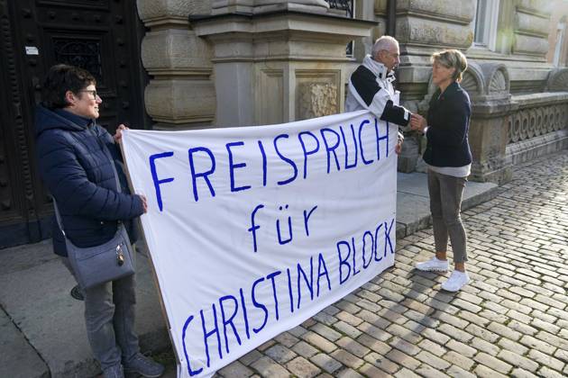 CNTV BLOCK- Gerhard Delling TV Moderator Christina Block Unternehmerin Kommen wie immer zu Fuss zum Gericht , wie immer vor Ort die Unterstuetzer von Frau Block mit dem Transparent Aufschrift Freispruch fuer Christina Block stehen vorm Gericht am 82 Prozess Tag 13.10.2026 beim Prozess wegen mutmasslicher Kindesentfuehrung im Landgericht Hamburg Strafjustizgebaeude Entfuehrungsfall der Block Kinder Hamburg Deutschland