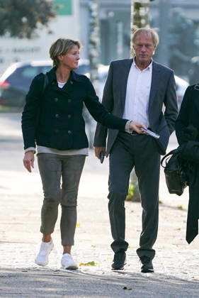 CNTV BLOCK- Gerhard Delling TV Moderator Christina Block Unternehmerin mit ihren kommen wie immer zu Fuss zum Gericht am 82 Prozess Tag13.10.2026 in beim Prozess wegen mutmasslicher Kindesentfuehrung im Landgericht Hamburg Strafjustizgebaeude Entfuehrungsfall der Block Kinder Hamburg Deutschland