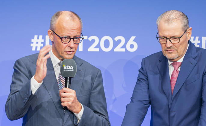 Friedrich Merz besucht Arbeitgebertag 2026 EUR, Deutschland, Berlin, 13.10.2026: Bundeskanzler Friedrich Merz (CDU) im Gespräch mit Rainer Dulger, Arbeitgeberpräsident auf dem Arbeitgebertag 2026 der Bundesvereinigung der Deutschen Arbeitgeberverbände.