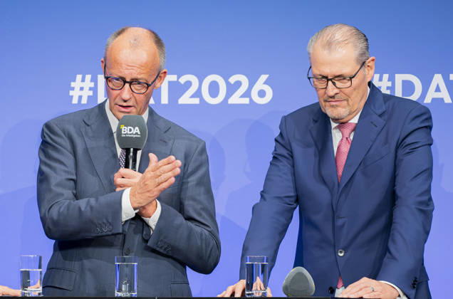 Friedrich Merz besucht Arbeitgebertag 2026 EUR, Deutschland, Berlin, 13.10.2026: Bundeskanzler Friedrich Merz (CDU) im Gespräch mit Rainer Dulger, Arbeitgeberpräsident auf dem Arbeitgebertag 2026 der Bundesvereinigung der Deutschen Arbeitgeberverbände.