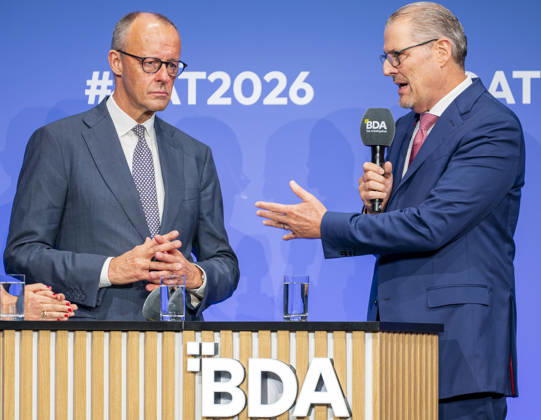 Friedrich Merz besucht Arbeitgebertag 2026 EUR, Deutschland, Berlin, 13.10.2026: Bundeskanzler Friedrich Merz (CDU) im Gespräch mit Rainer Dulger, Arbeitgeberpräsident auf dem Arbeitgebertag 2026 der Bundesvereinigung der Deutschen Arbeitgeberverbände.