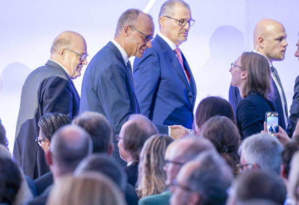 Friedrich Merz besucht Arbeitgebertag 2026 EUR, Deutschland, Berlin, 13.10.2026: Bundeskanzler Friedrich Merz (CDU) im Gespräch mit Rainer Dulger, Arbeitgeberpräsident auf dem Arbeitgebertag 2026 der Bundesvereinigung der Deutschen Arbeitgeberverbände.