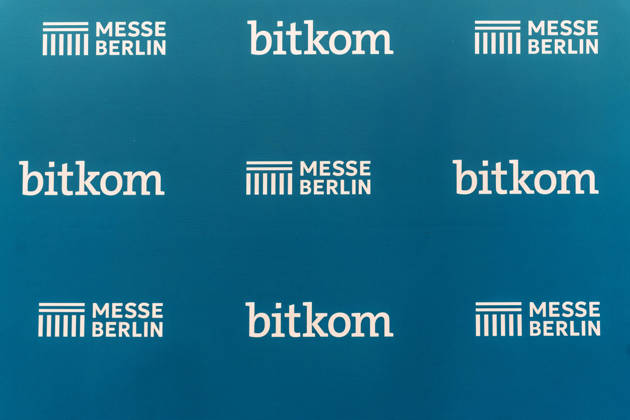Berlin, 13.10.2026: Eine Pressewand mit den Logos des Digitalverbands Bitkom und der Messe Berlin steht auf der Smart Country Convention in der Halle hub27. Die Smart Country Convention (SCCON) ist die Kongressmesse für die Digitalisierung des öffentlichen Sektors und wird vom Digitalverband Bitkom gemeinsam mit der Messe Berlin veranstaltet. Vom 13. bis 15. Oktober 2026 treffen sich in der Halle hub27 Vertreter aus Bund, Ländern und Kommunen mit Unternehmen der Digitalwirtschaft, um über digitale Verwaltung, Smart City und digitale Souveränität zu diskutieren. Pressewand von Bitkom und Messe Berlin
