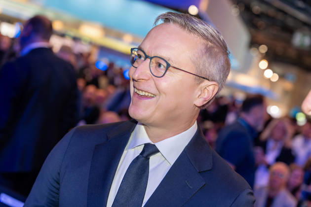 Berlin, 13.10.2026: Bundesdigitalminister Karsten Wildberger lacht auf der Smart Country Convention in der Halle hub27. Karsten Wildberger ist seit Mai 2025 Bundesminister für Digitales und Staatsmodernisierung und leitet das damals neu geschaffene Ministerium, das die Digitalisierung von Staat und Verwaltung bündeln soll; zuvor war der Manager Vorstandschef des Elektronikhändlers Ceconomy (MediaMarkt und Saturn). Die Smart Country Convention (SCCON) ist die Kongressmesse für die Digitalisierung des öffentlichen Sektors und wird vom Digitalverband Bitkom gemeinsam mit der Messe Berlin veranstaltet. Vom 13. bis 15. Oktober 2026 treffen sich in der Halle hub27 Vertreter aus Bund, Ländern und Kommunen mit Unternehmen der Digitalwirtschaf
