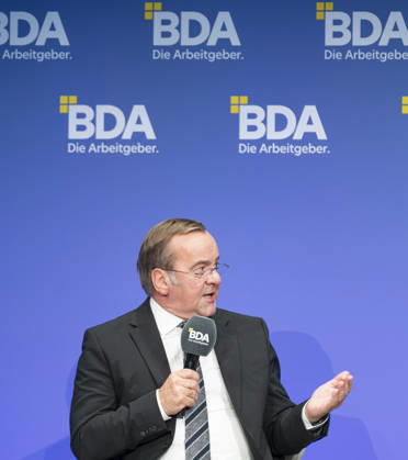 Boris Pistorius besucht Arbeitgebertag 2026 EUR, Deutschland, Berlin, 13.10.2026: Boris Pistorius (SPD) Bundesminister der Verteidigung im Interview und Panel auf dem Arbeitgebertag 2026 der Bundesvereinigung der Deutschen Arbeitgeberverbände.