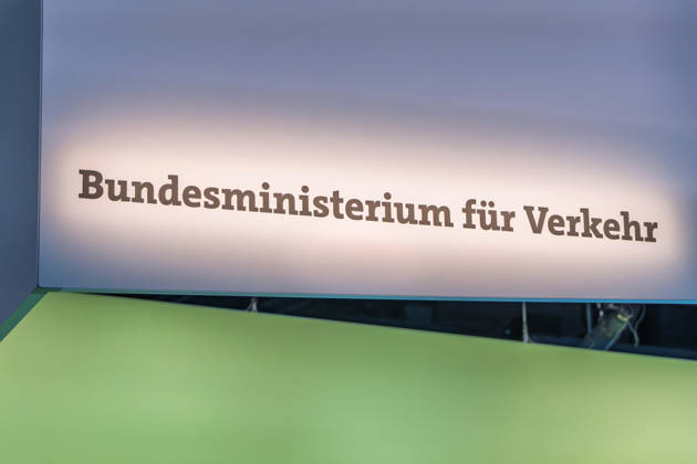 Berlin, 13.10.2026: Der beleuchtete Schriftzug Bundesministerium für Verkehr an einem Deckenaufbau über dem Messestand des Ministeriums auf der Smart Country Convention, auf der neben dem Digitalministerium weitere Bundesministerien ihre Digitalprojekte vorstellen. Die Smart Country Convention (SCCON) ist die Kongressmesse für die Digitalisierung des öffentlichen Sektors und wird vom Digitalverband Bitkom gemeinsam mit der Messe Berlin veranstaltet. Vom 13. bis 15. Oktober 2026 treffen sich auf dem Berliner Messegelände Vertreter aus Bund, Ländern und Kommunen mit Unternehmen der Digitalwirtschaft, um über digitale Verwaltung, Smart City und digitale Souveränität zu diskutieren. Bundesverkehrsministerium auf der SCCON