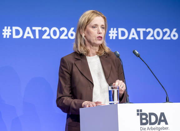 Karien Prien besucht Arbeitgebertag 2026 EUR, Deutschland, Berlin, 13.10.2026: Karin Prien (CDU), Bundesministerin für Bildung, Familie, Senioren, Frauen und Jugend auf dem Arbeitgebertag 2026 der Bundesvereinigung der Deutschen Arbeitgeberverbände.