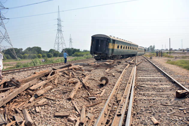 7 killed, 40 injured as passenger train derails in Pakistan MULTAN, PAKISTAN - OCTOBER 13: Rescue workers search for victims following the derailment of the Rehman Baba Express passenger train on the outskirts of Multan, Pakistan, on October 13, 2026. At least seven people were killed and 40 others injured when a passenger train derailed in Pakistan s eastern Punjab province early Tuesday, local media reported. Muhammad Reza Anadolu Multan Pakistan. Editorial use only. Please get in touch for any other usage.  Copyright: x2026xAnadoluxMuhammadxRezax