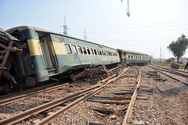 7 killed, 40 injured as passenger train derails in Pakistan MULTAN, PAKISTAN - OCTOBER 13: Rescue workers search for victims following the derailment of the Rehman Baba Express passenger train on the outskirts of Multan, Pakistan, on October 13, 2026. At least seven people were killed and 40 others injured when a passenger train derailed in Pakistan s eastern Punjab province early Tuesday, local media reported. Muhammad Reza Anadolu Multan Pakistan. Editorial use only. Please get in touch for any other usage.  Copyright: x2026xAnadoluxMuhammadxRezax