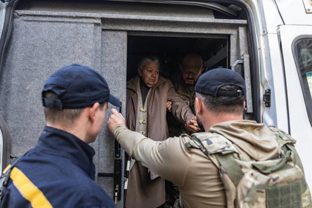 Police unit White Angels facilitates safe evacuation for family in war-torn Ukraine KRAMATORSK, UKRAINE - OCTOBER 13: A woman is evacuated by the ‘White Angels’ police unit in the city of Kramatorsk, Ukraine, on October 13, 2026. Diego Herrera Carcedo Anadolu Kramatorsk Ukraine. Editorial use only. Please get in touch for any other usage.  Copyright: x2026xAnadoluxDiegoxHerreraxCarcedox