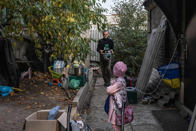 Police unit White Angels facilitates safe evacuation for family in war-torn Ukraine KRAMATORSK, UKRAINE - OCTOBER 13: The ‘White Angels’ police unit evacuates a family with children in the city of Kramatorsk, Ukraine, on October 13, 2026. Diego Herrera Carcedo Anadolu Kramatorsk Ukraine. Editorial use only. Please get in touch for any other usage.  Copyright: x2026xAnadoluxDiegoxHerreraxCarcedox