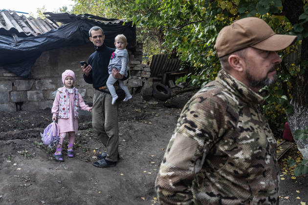 Police unit White Angels facilitates safe evacuation for family in war-torn Ukraine KRAMATORSK, UKRAINE - OCTOBER 13: The ‘White Angels’ police unit evacuates a family with children in the city of Kramatorsk, Ukraine, on October 13, 2026. Diego Herrera Carcedo Anadolu Kramatorsk Ukraine. Editorial use only. Please get in touch for any other usage.  Copyright: x2026xAnadoluxDiegoxHerreraxCarcedox