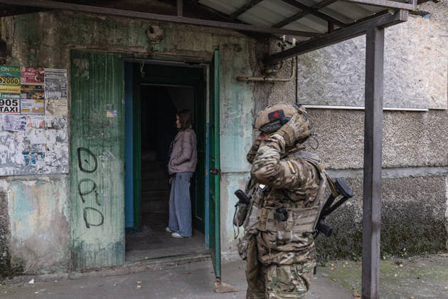 Police unit White Angels facilitates safe evacuation for family in war-torn Ukraine KRAMATORSK, UKRAINE - OCTOBER 13: The White Angels police unit evacuates a woman and her young daughter in the city of Kramatorsk, Ukraine, on October 13, 2026. Diego Herrera Carcedo Anadolu Kramatorsk Ukraine. Editorial use only. Please get in touch for any other usage.  Copyright: x2026xAnadoluxDiegoxHerreraxCarcedox