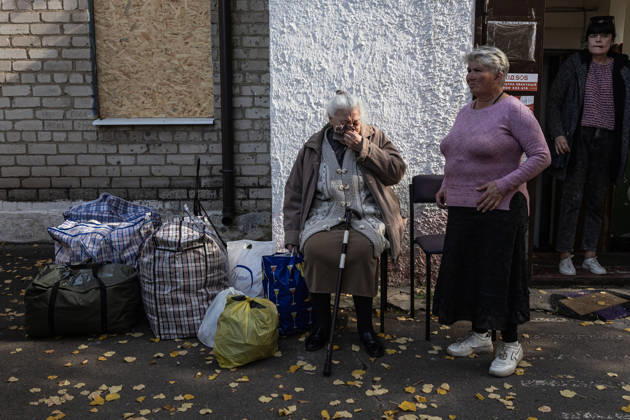 Police unit White Angels facilitates safe evacuation for family in war-torn Ukraine KRAMATORSK, UKRAINE - OCTOBER 13: A woman cries after being evacuated by the ‘White Angels’ police unit in the city of Kramatorsk, Ukraine, on October 13, 2026. Diego Herrera Carcedo Anadolu Kramatorsk Ukraine. Editorial use only. Please get in touch for any other usage.  Copyright: x2026xAnadoluxDiegoxHerreraxCarcedox