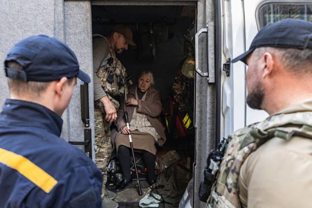 Police unit White Angels facilitates safe evacuation for family in war-torn Ukraine KRAMATORSK, UKRAINE - OCTOBER 13: A woman is evacuated by the ‘White Angels’ police unit in the city of Kramatorsk, Ukraine, 13 October 2026 Diego Herrera Carcedo Anadolu Kramatorsk Ukraine. Editorial use only. Please get in touch for any other usage.  Copyright: x2026xAnadoluxDiegoxHerreraxCarcedox