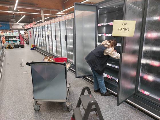 Cyberattack on Refrigerators PHOTOPQR LE TELEGRAMME Monique Kéromnès Saint Martin des Champs October 12, 2026 SAINT MARTIN DES CHAMPS 29 On October 12, 2026, at the Intermarché supermarket in Saint Martin des Champs, near the Morlaix 29 train station, all fresh and frozen food sections were out of service, this Monday, October 12, 2026, following a cyberattack on the management systems of the refrigerated display cases. Photo credit: Le Télégramme, Monique Kéromnès. Several large and medium-sized retailers were victims of a cyberattack that affected refrigeration equipment on the night of Monday, October 12, 2026, in western France, Saint-Martin-des-Champs, France  Copyright: xPHOTOPQR LExTELEGRAMME MAXPPPxMoniquexKéromnèsx 20261012TGB1505 20261012TGB1505