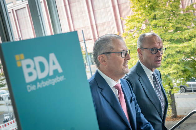 Bundeskanzler Friedrich Merz wird von Rainer Dulger, Präsident Bundesvereinigung der Deutschen Arbeitgeberverbände begrüßt zu Beginn des Arbeitgebertags;Deutsche Arbeitgebertag 2026 - Bundesvereinigung der Deutschen Arbeitgeberverbände BDA, Berlin Berlin Deutschland bcc, Berliner Congress Center