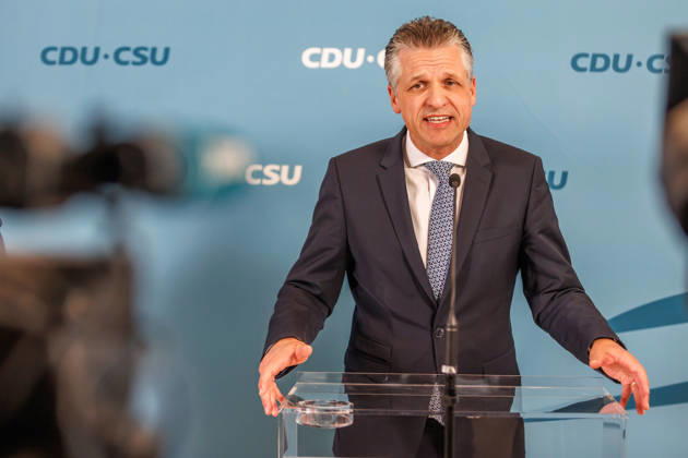 Statement vor den Fraktionssitzung der CDU CSU Alexander Hoffmann, stellvertretender Fraktionsvorsitzender der CDU CSU im Bundestag und Thorsten Frei (CDU), Fraktionsvorsitzender, spricht waehrend eines Statement vor den Fraktionssitzungen am 13.10.2026 in Berlin. Berlin Berlin Deutschland Reichstag
