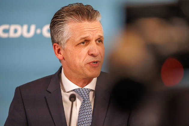 Statement vor den Fraktionssitzung der CDU CSU Alexander Hoffmann, stellvertretender Fraktionsvorsitzender der CDU CSU im Bundestag und Thorsten Frei (CDU), Fraktionsvorsitzender, spricht waehrend eines Statement vor den Fraktionssitzungen am 13.10.2026 in Berlin. Berlin Berlin Deutschland Reichstag