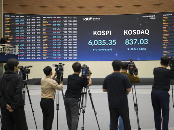 South Korea Stocks Plunge As KOSPI Drops Sharply At KRX In Seoul Camera crews record the main electronic scoreboard at the Korea Exchange (KRX) trading hall in Yeouido, Seoul, South Korea, on October 13, 2026. The benchmark KOSPI index closed at 6,035.34, down 348.90 points (-5.47%), while the tech-heavy KOSDAQ closed at 836.99, down 12.20 points (-1.44%). Seoul Seoul South Korea  Copyright: xChrisxJungx originalFilename: jung-southkor261013_npjKM.jpg