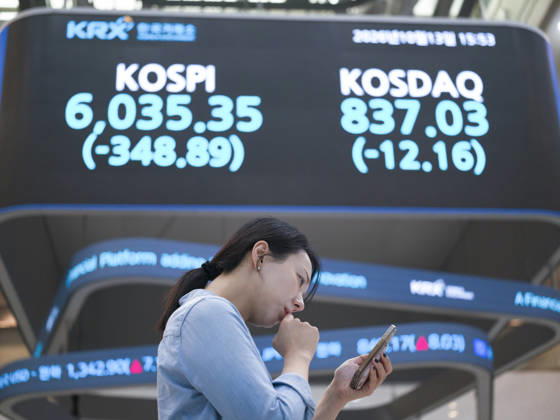 South Korea Stocks Plunge As KOSPI Drops Sharply At KRX In Seoul A Korea Exchange (KRX) employee looks at her smartphone in front of a board displaying the closing KOSPI index at 6,035.35 (-348.89) and KOSDAQ index at 837.03 (-12.16) in Yeouido, Seoul, South Korea, on October 13, 2026. Seoul Seoul South Korea  Copyright: xChrisxJungx originalFilename: jung-southkor261013_npopH.jpg